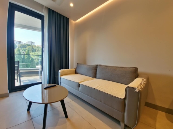 Izdavanje luksuznog jednosobnog stana 42 m² sa spa, bazenom, saunom, teretanom i parkingom – Bellemond, Bečići (NA DUŽI PERIOD)