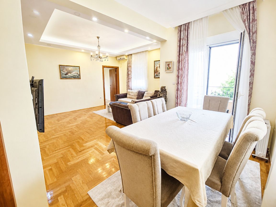 Izdavanje namještenog jednosobnog stana 54m2 – Budva, Podmaine (IZDAVANJE NA PERIOD DO 01.06.2027)