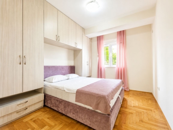 Izdavanje namještenog jednosobnog stana 54m2 – Budva, Podmaine (IZDAVANJE NA PERIOD DO 01.06.2027)
