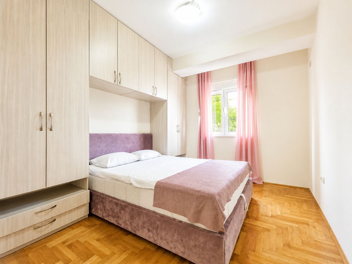 Izdavanje namještenog jednosobnog stana 54m2 – Budva, Podmaine (IZDAVANJE NA PERIOD DO 01.06.2027)