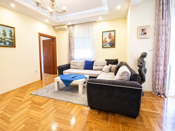 Izdavanje namještenog jednosobnog stana 54m2 – Budva, Podmaine (IZDAVANJE NA PERIOD DO 01.06.2027)