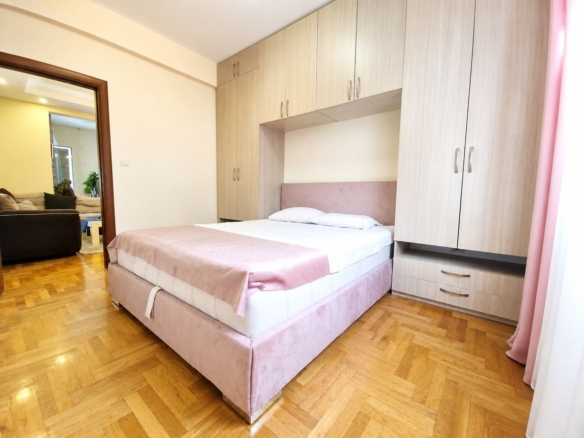 Izdavanje namještenog jednosobnog stana 54m2 – Budva, Podmaine (IZDAVANJE NA PERIOD DO 01.06.2027)