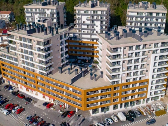 Moderno opremljena garsonjera sa garaznim mestom u kompleksu The Old Bakery u Budvi (Izdavanje na period od 01.10 do 01.06.2027)