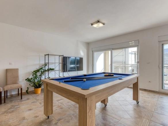 Izdavanje prostranog dvosobnog stana 120 m² sa privatnim dvorištem i garažnim mjestom – Lazi, Budva (Pet-Friendly) NA Duži PERIOD