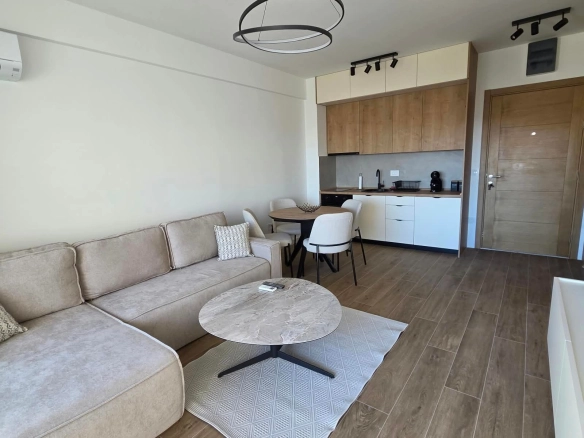 Izdavanje jednosobnog stana 53m² sa pogledom na more i garažnim mjestom– Budva, Lazi (na period do 30.04.2027)