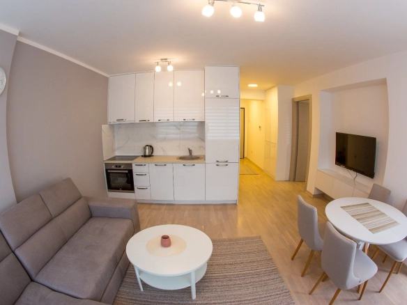 Izdavanje opremljenog jednosobnog stana 50 m² u zgradi Fontana – 150 m od mora, centar Budve (NA PERIOD DO 01.06.2027)