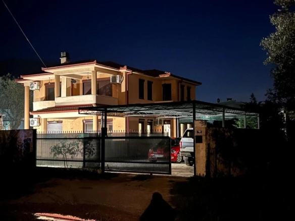 Dvospratna kuća sa placom u Bjelišima