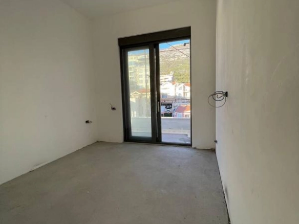 Trosoban stan 113 m² sa pogledom na more u kompleksu Montesa Hill – Bečići, Budva
