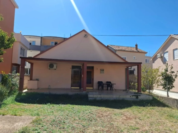 Kuća sa dva stana i dvorištem u Dobroj Vodi