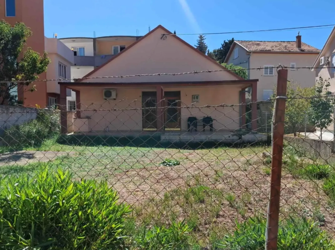 Kuca-sa-dva-stana-i-dvoristem-u-Dobroj-Vodi-Bar-1 Kuća 71 m² – Dobra Voda, Bar — fotografija 2