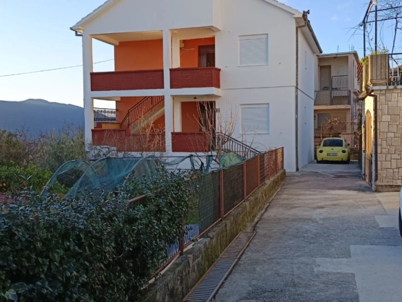 Kuća sa pogledom na more u Toploj