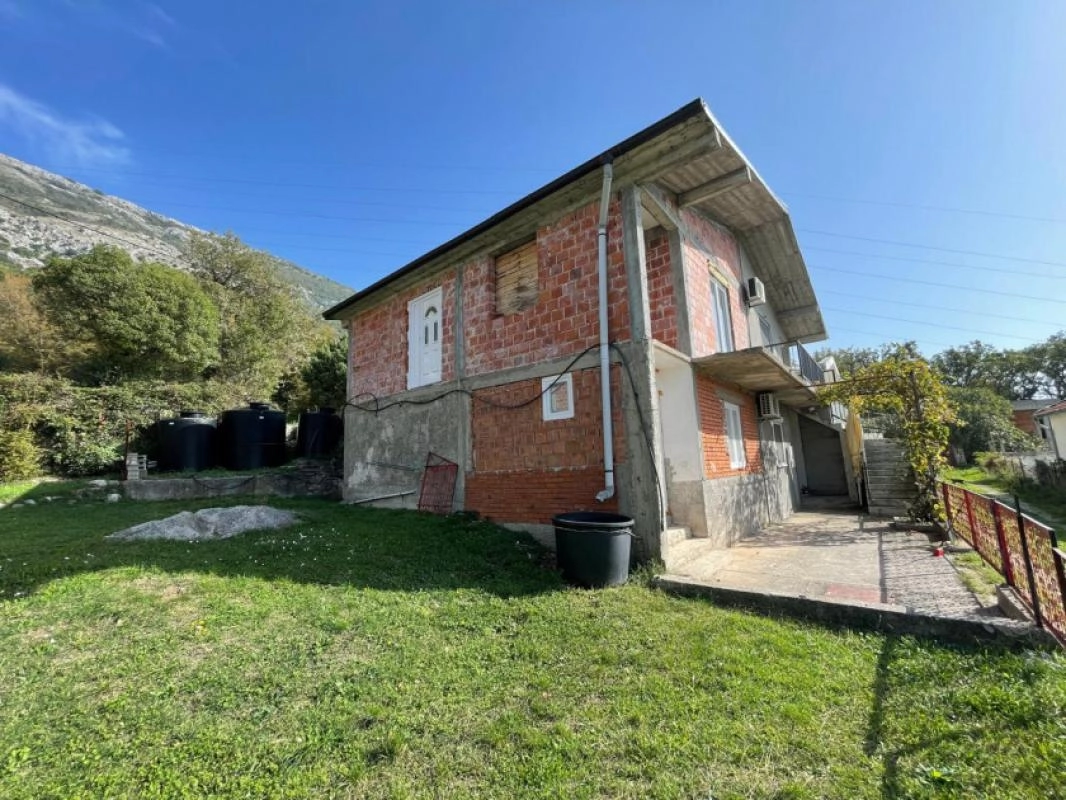 Kuća sa četiri stana i pogledom na more