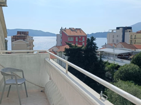 Trosoban penthaus na prvoj liniji