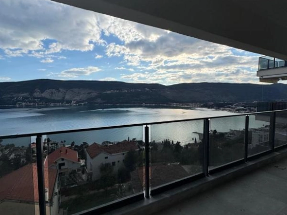 Dvosoban stan sa terasom u Toploj