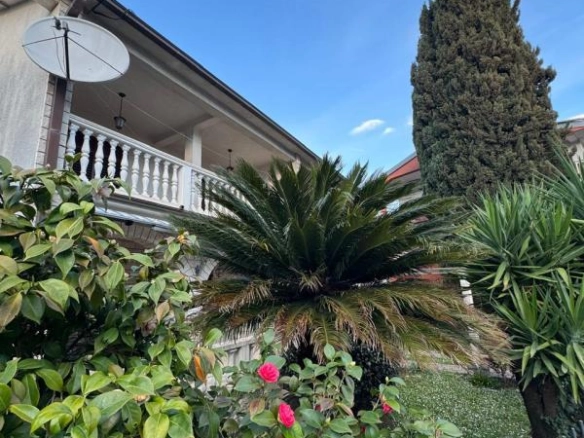 Porodična kuća sa dvorištem u Igalu
