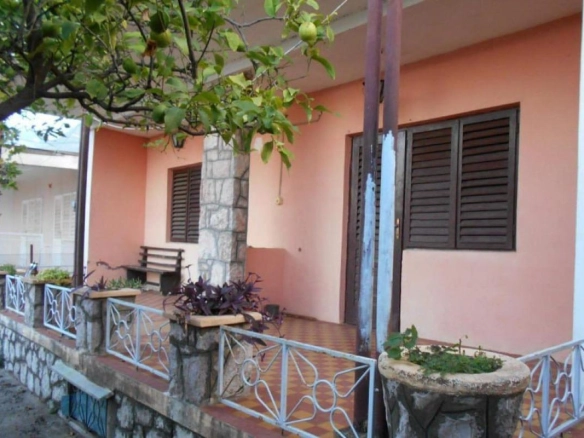Trosoban stan sa dvorištem u Sutomoreu