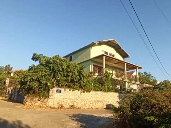 Kuća sa terasama i pogledom na more