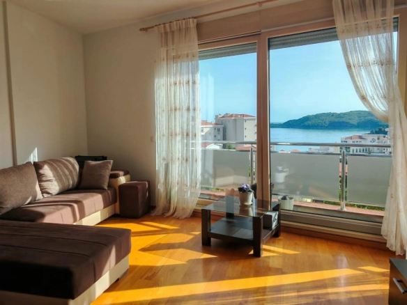 Dvosoban stan sa pogledom na more u Bečićima
