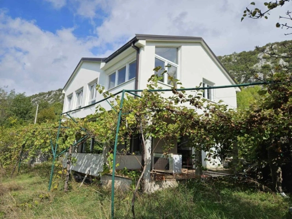 Kuća sa velikim placom kod Ostroga