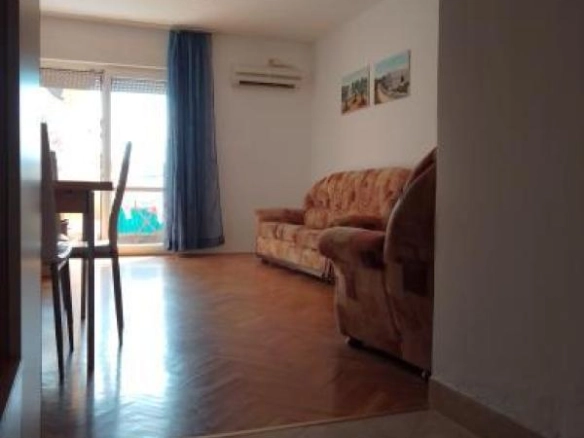 Jednosoban stan sa baštom u Petrovcu