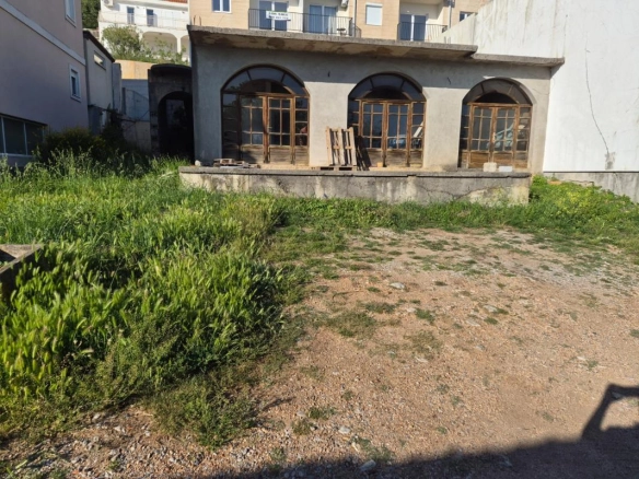 Kuća sa placom za renoviranje u Petrovcu