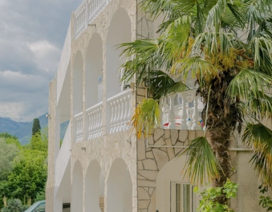 Kuća sa terasama i pogledom na zaliv u Prčanju
