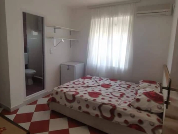 Trosoban stan sa terasom u Sutomoru