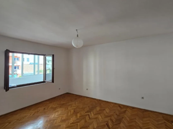 Jednosoban stan 57 m² sa zastakljenom terasom u centru – Budva