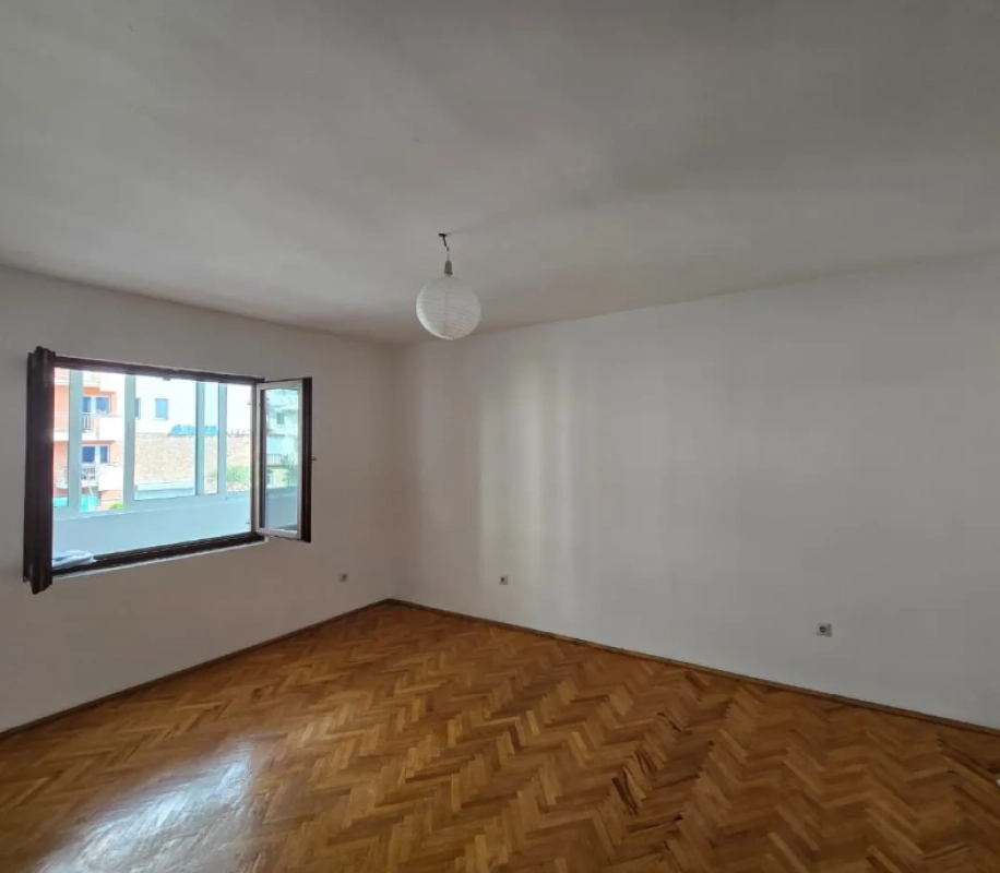Jednosoban stan 57 m² sa zastakljenom terasom u centru – Budva