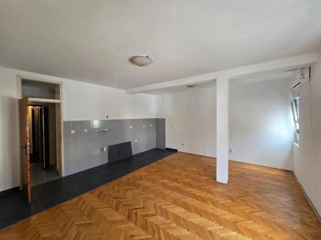 Jednosoban stan 57 m² sa zastakljenom terasom u centru – Budva