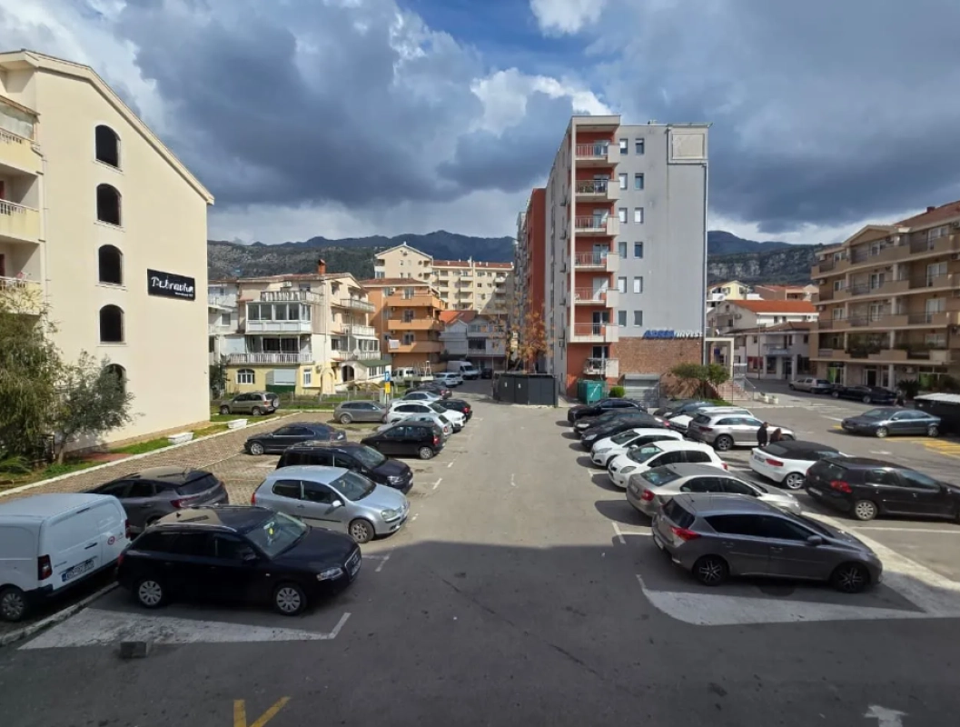 Jednosoban stan 57 m² sa zastakljenom terasom u centru – Budva
