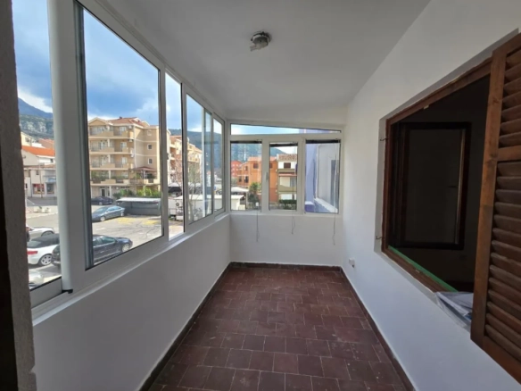 Jednosoban stan 57 m² sa zastakljenom terasom u centru – Budva