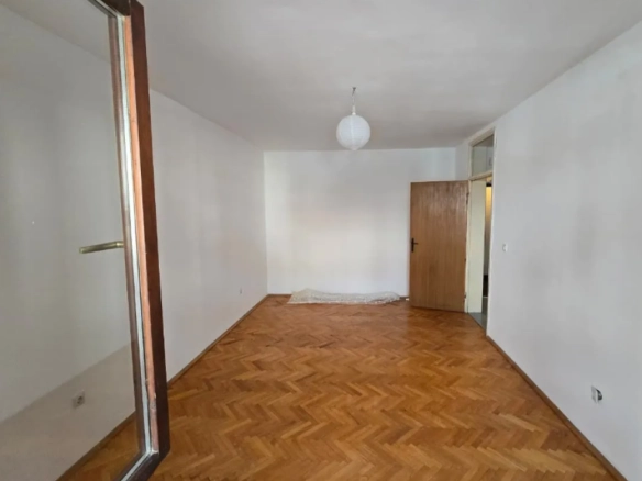 Jednosoban stan 57 m² sa zastakljenom terasom u centru – Budva