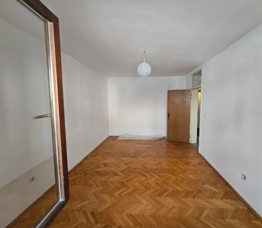 Jednosoban stan 57 m² sa zastakljenom terasom u centru – Budva