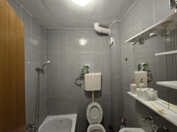 Jednosoban stan 57 m² sa zastakljenom terasom u centru – Budva