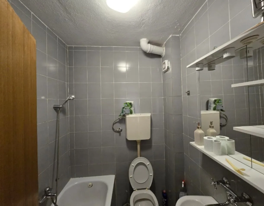 Jednosoban stan 57 m² sa zastakljenom terasom u centru – Budva