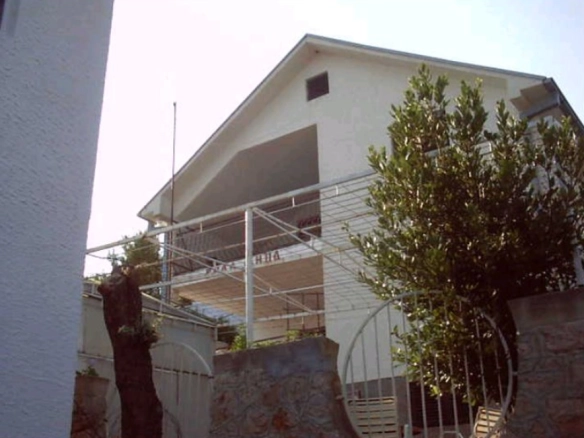 Trospratna kuća u Sutomoru