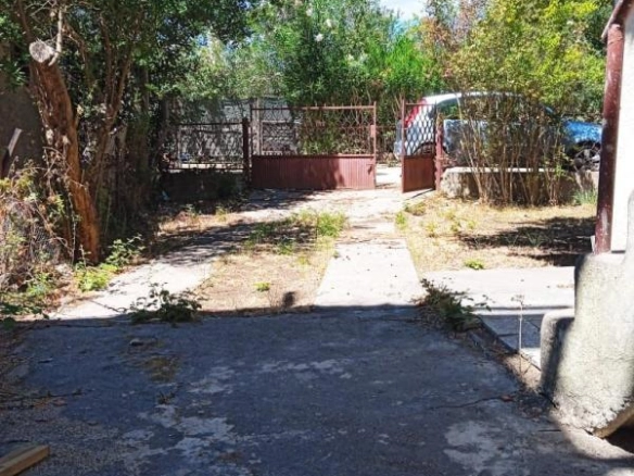 Plac sa kućom za rušenje u Donjem Štoju