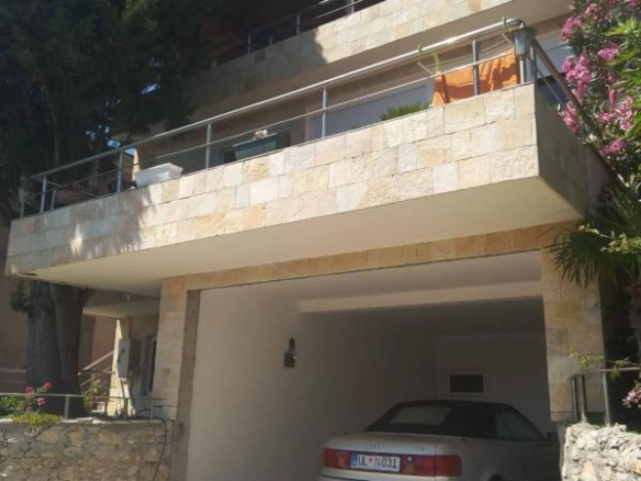 Kuća na tri sprata sa baštom u Kruču