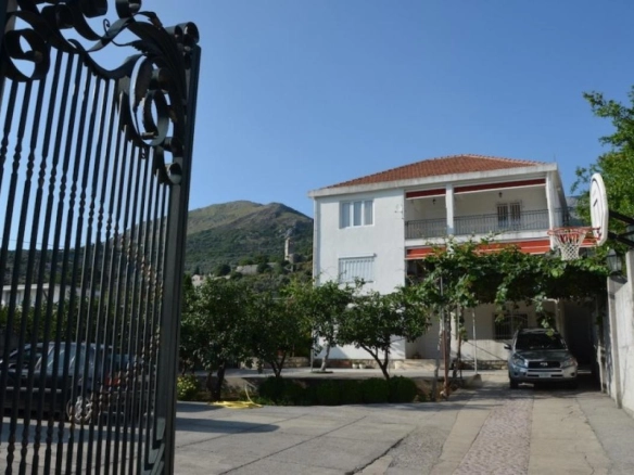 Trospratna kuća sa dvorištem i bazenom