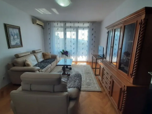 Trosoban stan sa pogledom na more u centru Bara