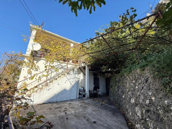 Dio kuće sa dvorištem u Sutomoru