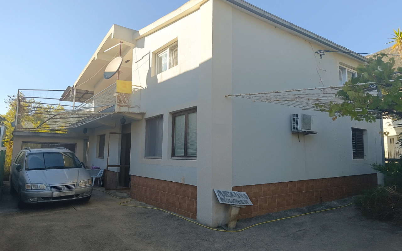 Kuća na tri nivoa sa terasom u Šušnju