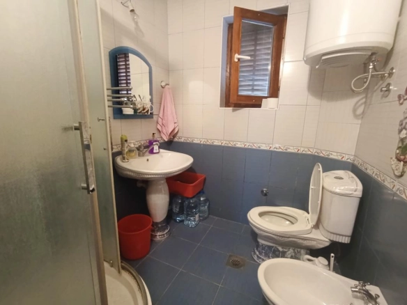 Kuća 215 m² na tri nivoa sa terasom i pogledom na more – Šušanj, Bar