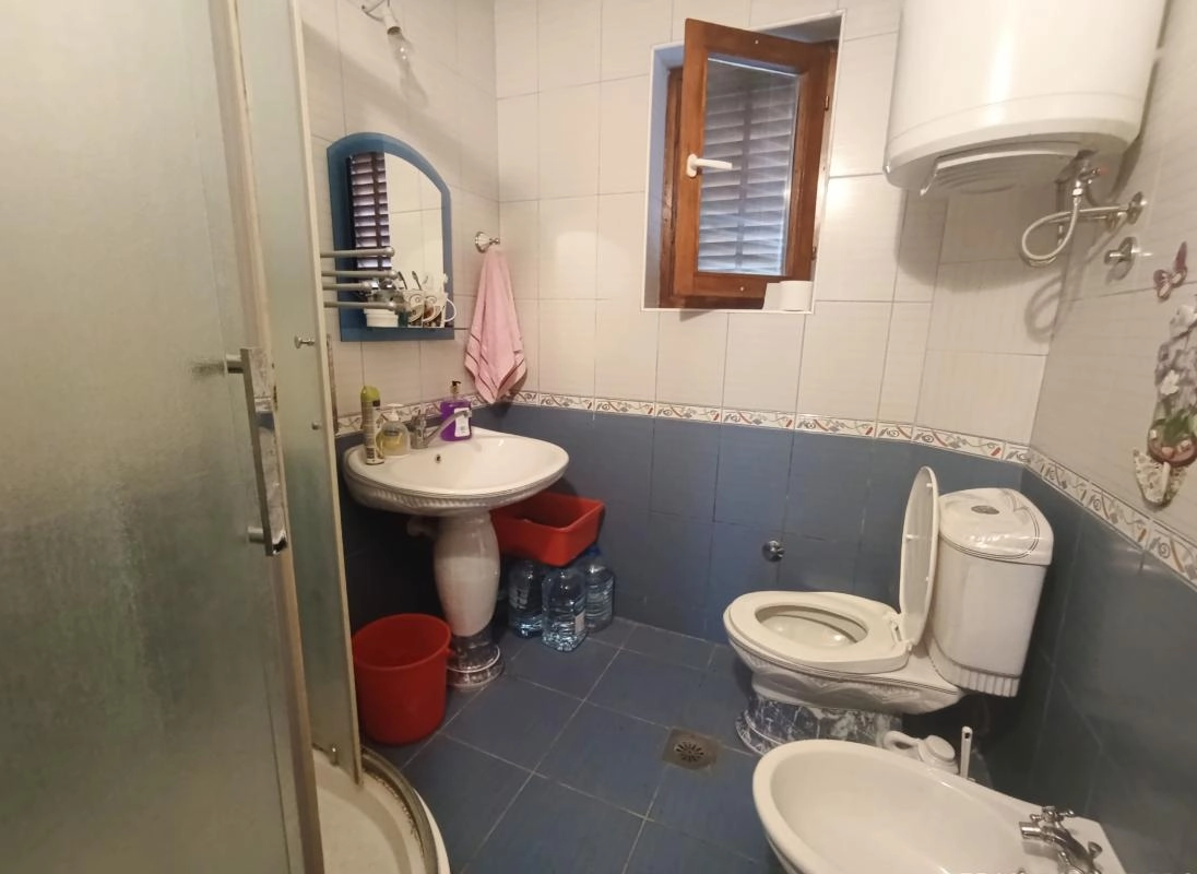 Kuća 215 m² na tri nivoa sa terasom i pogledom na more – Šušanj, Bar