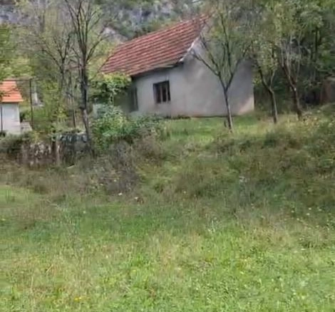 Kuća na placu pored jezera