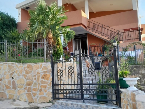 Kuća sa terasama u Mirovici