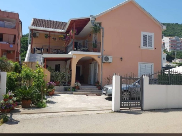 Kuća na ograđenom placu u centru Budve