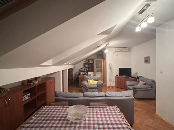 Jednosoban stan 62 m² na posljednjem spratu sa liftom – Stari aerodrom, Podgorica