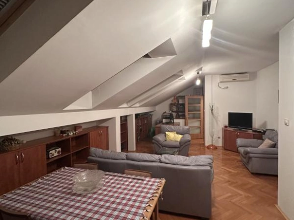Jednosoban stan 62 m² na posljednjem spratu sa liftom – Stari aerodrom, Podgorica